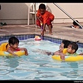 泳池戲水