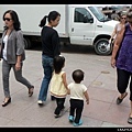 人很多,還是媽媽牽著好了