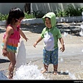 兩個小鬼很膽小，一直只在這個小水柱旁邊玩