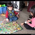 姊弟倆玩桌遊