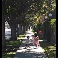 騎腳踏車到高速公路對面的社區玩
