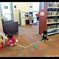圖書館裡竟然有小火車和廚房組可以玩！