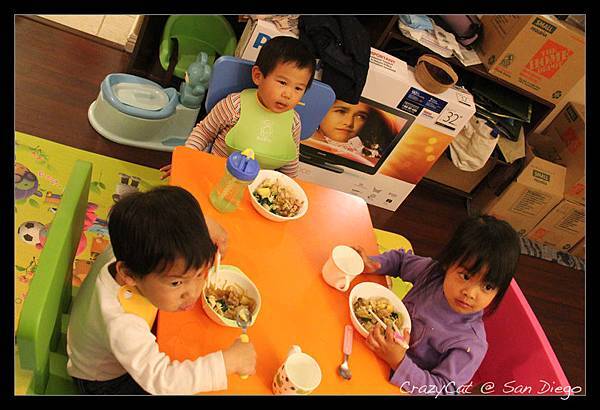 小孩們在小孩桌乖乖吃飯（大概只有乖了5分鐘..）IMG_7796