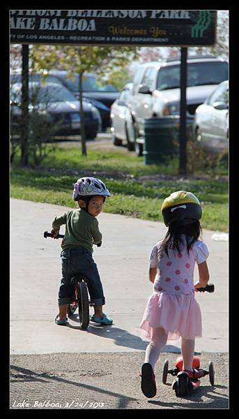 Q寶的紅色balance bike：「姊姊騎快點啦.. 」