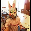 陳小牛的有點猙獰的兔子面具 XD