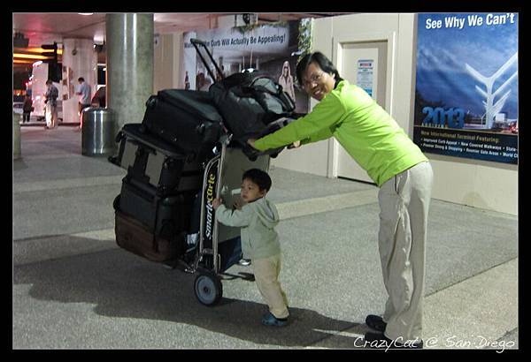 Q寶幫忙推行李車