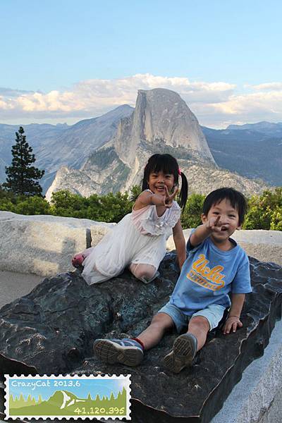 媽！我坐在 Half Dome 頂上耶！XD