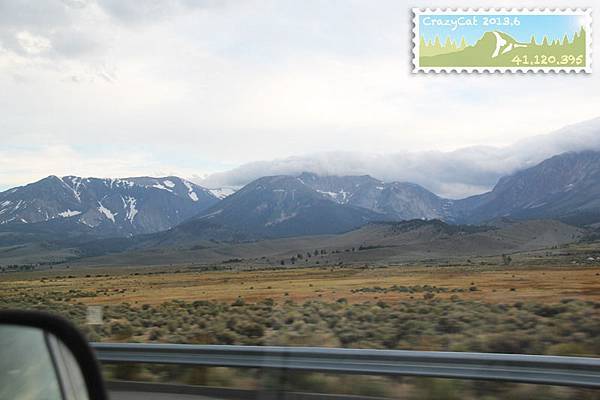 趁著夕陽西下之前前往 Mono Lake 遼闊的草原和高山令人讚嘆