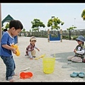與晏如家小朋友玩沙