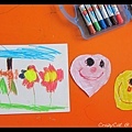 陳小牛用描圖板在學校畫了兩顆愛心剪下來