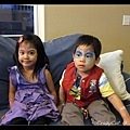 在家裡，媽媽也提供畫臉服務 :p