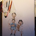 小孩比例ok,不過我的臉又畫不像了..