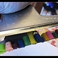 夾蠟筆前我把蠟筆紙都剝掉了,結果蠟筆就都融化斷在夾子裡 :p