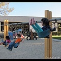 與幼兒園朋友盪鞦韆(Kavya & Nathan)