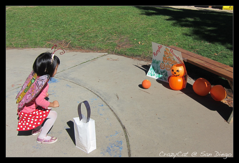 陳小牛玩 pumpkin bowling