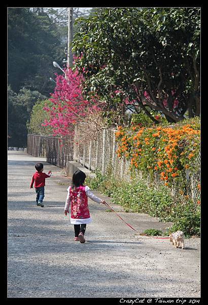 高興牽小狗散步的兩個小人
