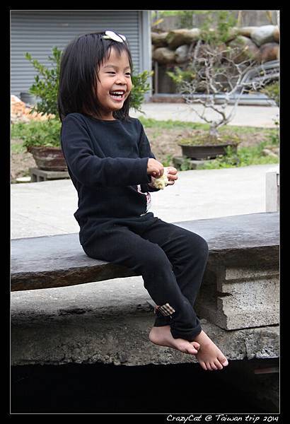 坐在水池上的石椅