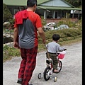 爸爸拎著Q寶騎腳踏車