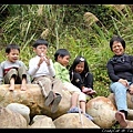 坐在石頭堆上說笑