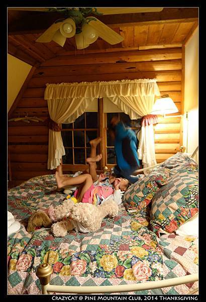 抵達旅館第一件事：在(別人的)床上蹦跳