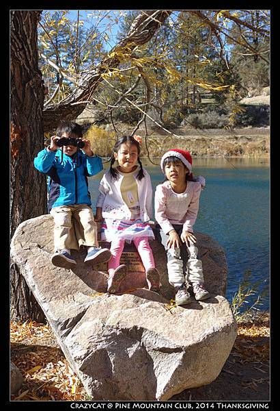 Q寶堅持要拿望遠鏡