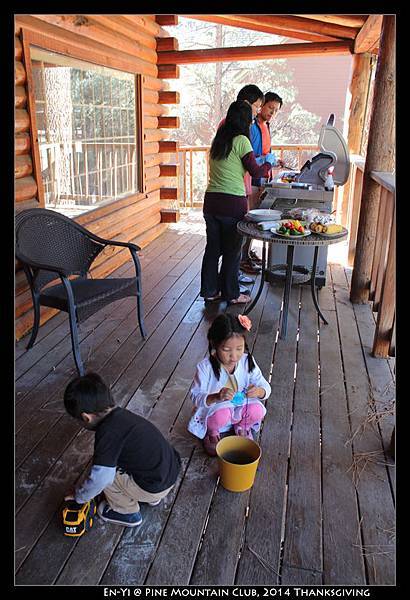 小孩在旁邊玩沙.....喔不，是灰... XD