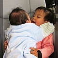 12/23 這個姿勢很像是弟弟撲倒姊姊 XD