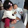 1/9 Q寶對「姊姊坐在旁邊」這件事好像有點緊張 :p