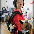 4/12 揹著Q寶做家事,揹一揹他就睡著了