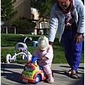 11/25 巴把帶寶寶玩另一台小車子
