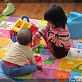 5/29 姊弟倆一起玩玩具
