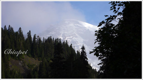 薄霧籠罩的 Rainier