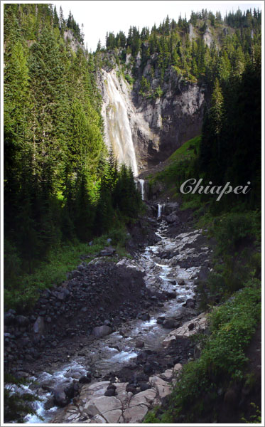 看見慧星瀑布啦！