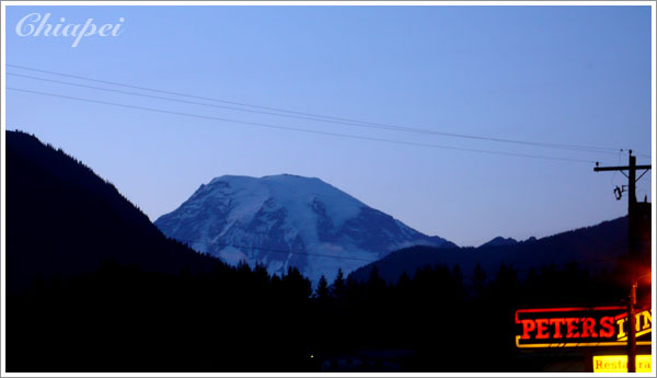 傍晚，我們都下山了，Rainier 終於露出頭來