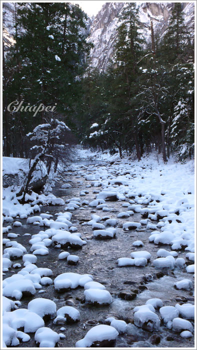 石頭上覆著白雪，變得圓圓的好可愛