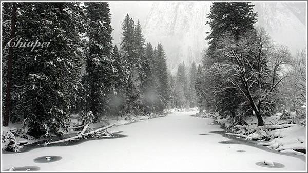 舖滿白雪的河面