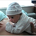 8/4 寶寶的頭已經可以抬這麼高了!