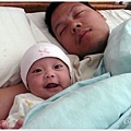 8/17 睡在爸爸旁邊好開心