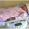 8/19 躺在爸爸買的嬰兒磅秤上很舒服