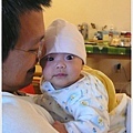 9/9 寶寶:「我好喜歡給爸爸抱著! :D」