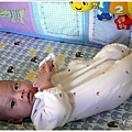 9/18 寶寶現在會左手右手互相玩