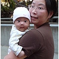 9/27 寶寶很喜歡媽媽這樣抱著哦
