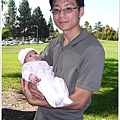 9/26 李晃叔叔看起來也沒什麼抱小孩的經驗 :p