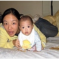 11/28 因為小牛一直不笑,艾咪阿姨只好配合小牛的驚嚇表情 XD