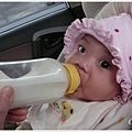 12/6 坐在安全座椅裡吃奶很乖，都不會扭扭