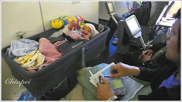 飛機上的寶寶小籃子