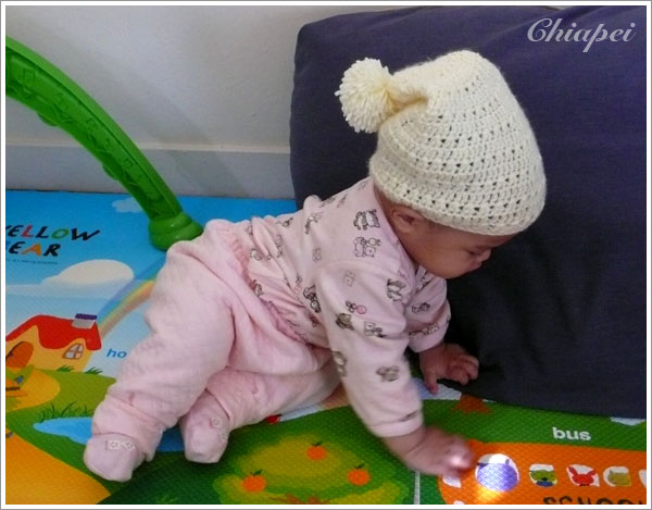 寶寶試戴鉤針三角帽