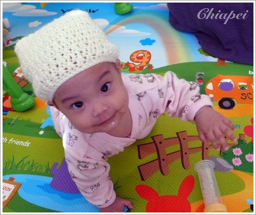 寶寶試戴鉤針三角帽