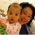 2/4 難得與媽媽的親密合照（怎麼一臉呆滯真是的...）