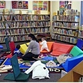 2/2 去圖書館玩（動作還是像小男生...）